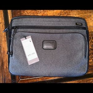 COPY - BNWT grey Tumi medium laptop cover
9.25" X 12.5" X 1"
23.5cm X 32cm X 2.…